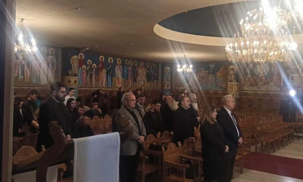 Σε κλίμα συγκίνησης το μνημόσυνο για τα 57 θύματα των Τεμπών στη Θεολογική Σχολή του ΑΠΘ (Εικόνες-Βίντεο)